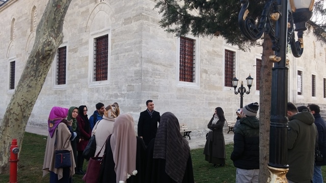 Halep'te işgal altında zulüm gören kardeşlerimiz yararına düzenlediğimiz "Halep Yararına Üsküdar Gezisi" 18 Kasım Pazar günü Üsküdar Mihrimah Sultan Camii'de grubun toplanması ile başladı. 
