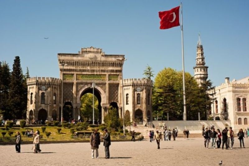 Beyazıd Meydanı, yedi tepeli İstanbul’un üçüncü tepesi üzerine kurulmuş. Veznecilere, Direklerarasına sırtını dönmüş, etrafında yıkık-yapma yapılarla yolları tıkanmış. Beyazıd Külliyesi, Eski Saray, Harbiye Nezareti, İstanbul Üniversitesi, sağ-sol çatışmaları ile bir dönem adını lekeletse de tarihte önemli bir yaprak olarak zihinlerde.