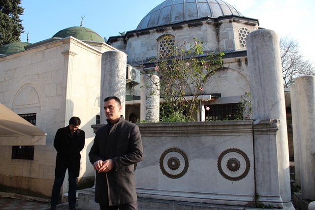 Bütün şehirlerin manevi büyükleri vardır. İstanbul’un manevi büyüğü de şüphesiz, İstanbul’a asrı saadet dönemini hatırlatan Eyüp Sultan’dır. Misafir ettiği Peygamber Efendimizin (S.A.V) dostluğu, İslam bayraktarlığı, cihad ve şahadet aşkıyla insanların gönlünde her daim farklı bir yerdedir.  İlgili Makale İçin: