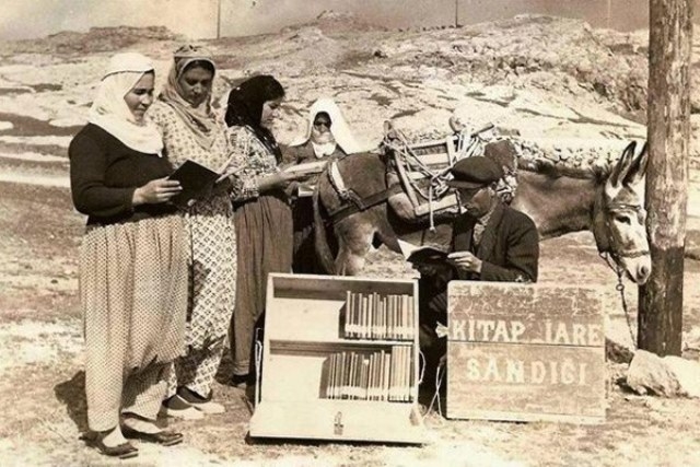 Sene 1943... Kitap sevdalısı genç bir memur olan Mustafa Güzelgöz ve üstünde "Gezici Kütüphane Servisi" yazan eşeği köy yollarında...
