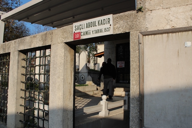 Bütün şehirlerin manevi büyükleri vardır. İstanbul’un manevi büyüğü de şüphesiz, İstanbul’a asrı saadet dönemini hatırlatan Eyüp Sultan’dır. Misafir ettiği Peygamber Efendimizin (S.A.V) dostluğu, İslam bayraktarlığı, cihad ve şahadet aşkıyla insanların gönlünde her daim farklı bir yerdedir.  İlgili Makale İçin: