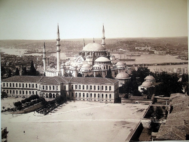 İstanbul’u Süleymaniye’yi ilk defa görmüş yabancı birinin ağzından bu kelimeleri döktürecek kadar ihtişamlı olan Süleymaniye…