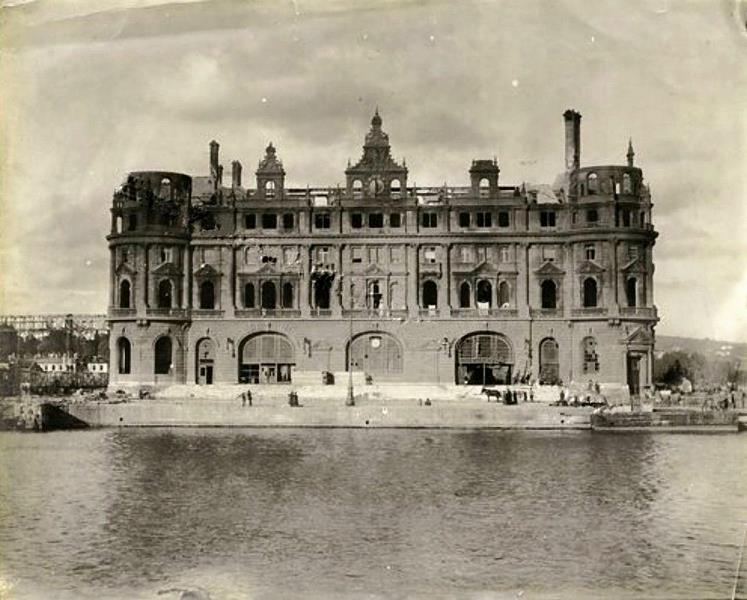 6 Eylül 1917′de Haydarpaşa, cehennemi yaşadı. Suriye Cephesi’ndeki Dördüncü Ordu’ya asker, silah ve cephane götürmek üzere harekete hazır bekleyen bir trenle, yolcu dolu bir banliyö treni patlatıldı. Gar harabeye döndü. Yüzlerce insan öldü.
