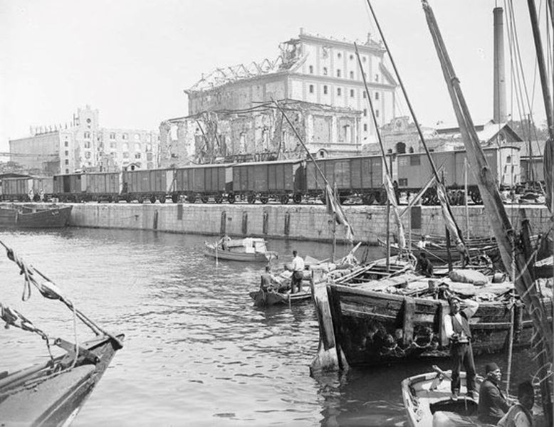 6 Eylül 1917′de Haydarpaşa, cehennemi yaşadı. Suriye Cephesi’ndeki Dördüncü Ordu’ya asker, silah ve cephane götürmek üzere harekete hazır bekleyen bir trenle, yolcu dolu bir banliyö treni patlatıldı. Gar harabeye döndü. Yüzlerce insan öldü.
