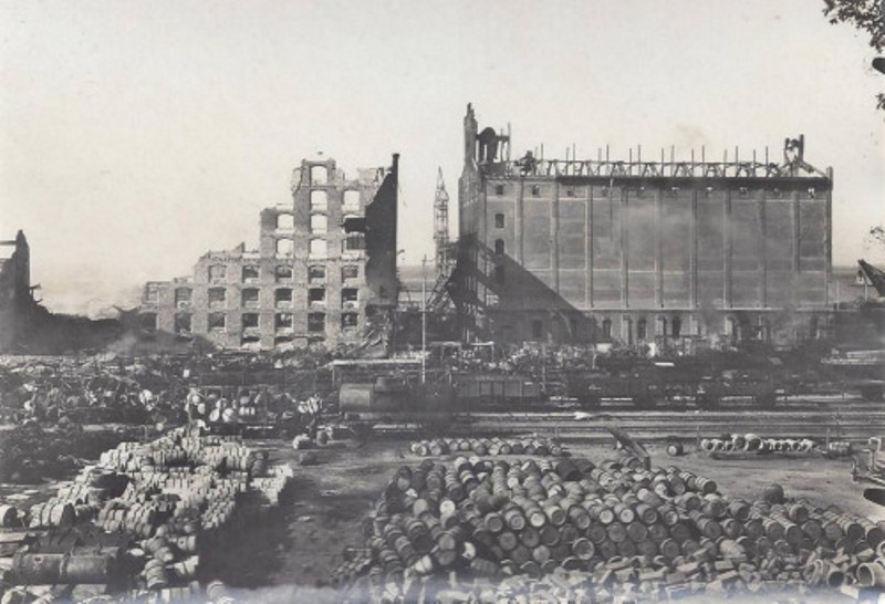 6 Eylül 1917′de Haydarpaşa, cehennemi yaşadı. Suriye Cephesi’ndeki Dördüncü Ordu’ya asker, silah ve cephane götürmek üzere harekete hazır bekleyen bir trenle, yolcu dolu bir banliyö treni patlatıldı. Gar harabeye döndü. Yüzlerce insan öldü.
