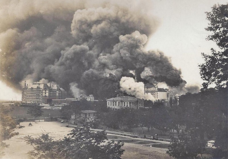 6 Eylül 1917′de Haydarpaşa, cehennemi yaşadı. Suriye Cephesi’ndeki Dördüncü Ordu’ya asker, silah ve cephane götürmek üzere harekete hazır bekleyen bir trenle, yolcu dolu bir banliyö treni patlatıldı. Gar harabeye döndü. Yüzlerce insan öldü.
