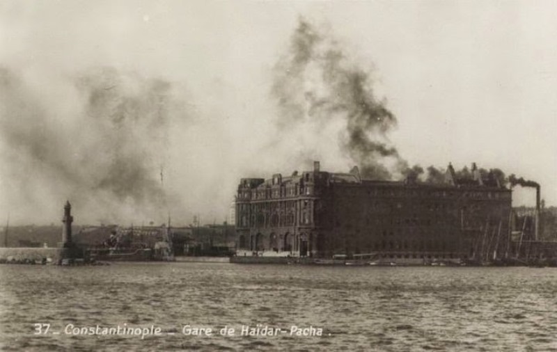 6 Eylül 1917′de Haydarpaşa, cehennemi yaşadı. Suriye Cephesi’ndeki Dördüncü Ordu’ya asker, silah ve cephane götürmek üzere harekete hazır bekleyen bir trenle, yolcu dolu bir banliyö treni patlatıldı. Gar harabeye döndü. Yüzlerce insan öldü.
