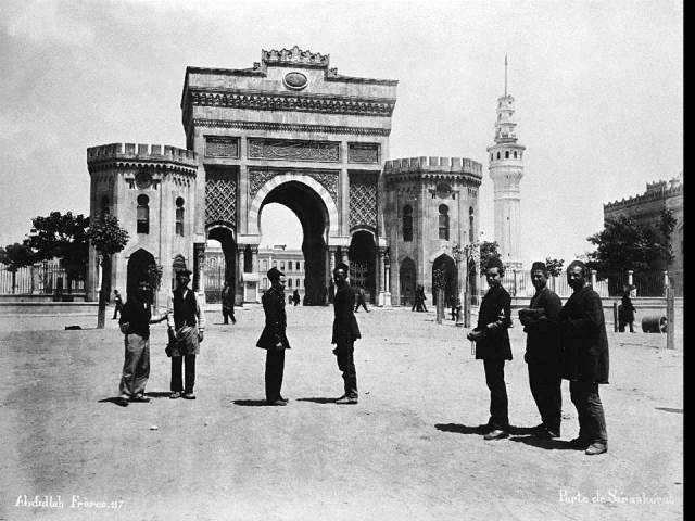 II. Abdülhamid, Osmanlı İmparatorluğu'nun 34. padişahı ve 113. İslam halifesidir. Bunalımlı bir dönemde tahta çıkan Abdülhamid, Batı'ya karşı dengeci, Doğu'ya karşı İslamcı politikalar izlemiş, ülke içinde mutlakiyeti güçlendirmiştir.Bu dönmede çekilmiş olan anıt fotoğrafları albümü İstanbul Tarih farkıyla arşivlerden çıkarılıp sizlere sunulmuştur.
