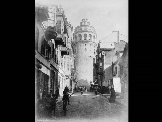 II. Abdülhamid, Osmanlı İmparatorluğu'nun 34. padişahı ve 113. İslam halifesidir. Bunalımlı bir dönemde tahta çıkan Abdülhamid, Batı'ya karşı dengeci, Doğu'ya karşı İslamcı politikalar izlemiş, ülke içinde mutlakiyeti güçlendirmiştir.Bu dönmede çekilmiş olan anıt fotoğrafları albümü İstanbul Tarih farkıyla arşivlerden çıkarılıp sizlere sunulmuştur.
