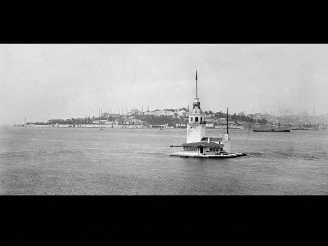 II. Abdülhamid, Osmanlı İmparatorluğu'nun 34. padişahı ve 113. İslam halifesidir. Bunalımlı bir dönemde tahta çıkan Abdülhamid, Batı'ya karşı dengeci, Doğu'ya karşı İslamcı politikalar izlemiş, ülke içinde mutlakiyeti güçlendirmiştir.Bu dönmede çekilmiş olan anıt fotoğrafları albümü İstanbul Tarih farkıyla arşivlerden çıkarılıp sizlere sunulmuştur.