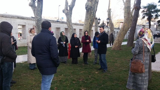 Halep'te işgal altında zulüm gören kardeşlerimiz yararına düzenlediğimiz "Halep Yararına Üsküdar Gezisi" 18 Kasım Pazar günü Üsküdar Mihrimah Sultan Camii'de grubun toplanması ile başladı. 
