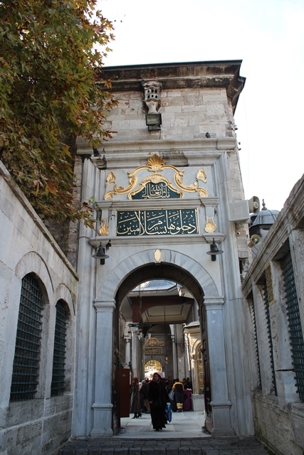 Bütün şehirlerin manevi büyükleri vardır. İstanbul’un manevi büyüğü de şüphesiz, İstanbul’a asrı saadet dönemini hatırlatan Eyüp Sultan’dır. Misafir ettiği Peygamber Efendimizin (S.A.V) dostluğu, İslam bayraktarlığı, cihad ve şahadet aşkıyla insanların gönlünde her daim farklı bir yerdedir.  İlgili Makale İçin: