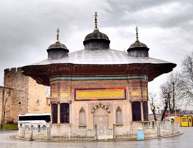 Topkapı Sarayı girişinde Ayasofya Meydanı’nda bulunan Üçüncü Ahmed Çeşmesi’ne hiç, bir yabancının gözüyle bakmayı denediniz mi?