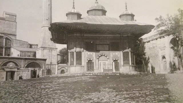 Topkapı Sarayı girişinde Ayasofya Meydanı’nda bulunan Üçüncü Ahmed Çeşmesi’ne hiç, bir yabancının gözüyle bakmayı denediniz mi?