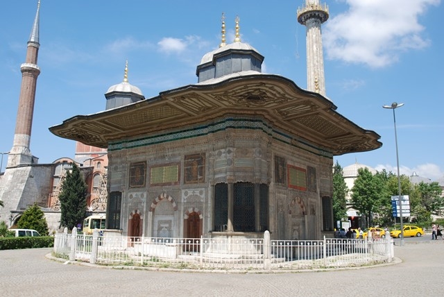 Topkapı Sarayı girişinde Ayasofya Meydanı’nda bulunan Üçüncü Ahmed Çeşmesi’ne hiç, bir yabancının gözüyle bakmayı denediniz mi?