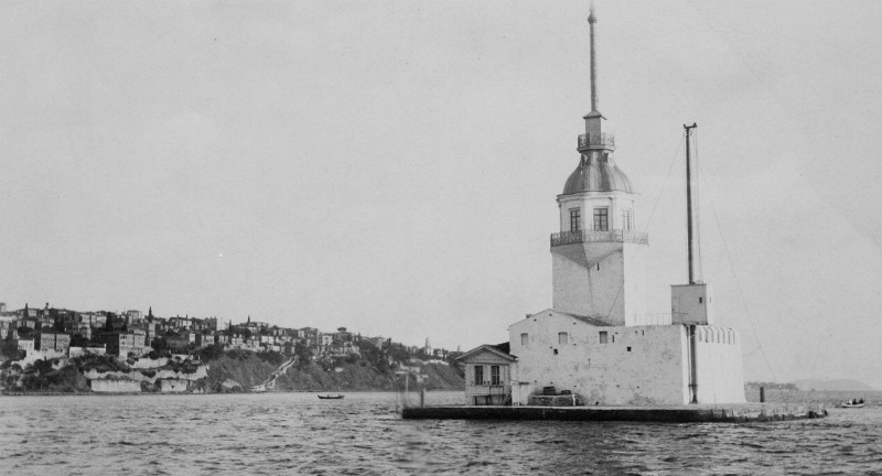 İstanbul boğazının girişine yapılan Kız kulesi, muhteşem görüntüsü ile boğazın incisidir. Mö. 341 yılında yapıldığı düşünülmektedir. 