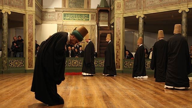 19. yüzyılda yaşamış olan Batılı seyyah EDMONDO DE AMICIS ‘in gözüyle, şimdilerde Galata Mevlevihanesi Müzesi olan Kulekapı Mevlevihane’si Dervişleri’nin Mukabele-i Şerif’ten önceki ve  Mukabele-i Şerif esnasındaki Hâl ve Tavırları.