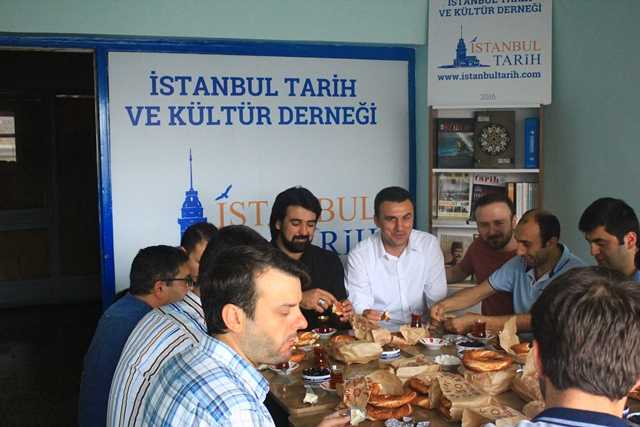 29 Mayıs 2016 tarihinde resmi olarak kuruluşu gerçekleşen İstanbul Tarih ve Kültür Derneğimizin, 3 Eylül 2016 Cumartesi günü dernek merkezinde 1.Olağan Genel Kurulunu gerçekleştirdik. 