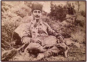 Resneli Niyazi Bey’in Edebiyatımıza kazandırdığı diğer bir deyim ise ““Ne Şehittir ne Gâzi pisi pisine gitti Niyazi” tabiridir. Resneli Niyazi Bey, Meşrutiyet’in ilanı sonrası geldiği İstanbul’da İttihat ve Terakki’nin şahsi menfaatleri doğrultusunda izlemiş olduğu siyaseti benimsememiş ve siyasetten çekilerek memleketine dönmüştür. 29 Nisan 1913’te Arnavutluk’un Avlonya limanına 8 kişi gelmiştir. İttihat ve Terakki mensubu olduğunu söyleyen bu kişiler, Resneli’yi İstanbul’a davet etmek için gelmişlerdi. İçlerinden Resneli’nin koruması olduğunu söyleyen kişi, limanda gemiyi bekledikleri esnada birkaç el ateş ederek Resneli’yi öldürmüştü. Öldürülme nedeni karanlıkta kaldığı için kendisine atfen,”Ne şehittir ne de gazi, pisi pisine gitti Niyazi” deyimi Türk milletinin hafızasına kazındı.