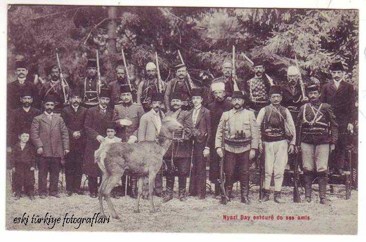 Resneli Niyazi Bey’in Edebiyatımıza kazandırdığı diğer bir deyim ise ““Ne Şehittir ne Gâzi pisi pisine gitti Niyazi” tabiridir. Resneli Niyazi Bey, Meşrutiyet’in ilanı sonrası geldiği İstanbul’da İttihat ve Terakki’nin şahsi menfaatleri doğrultusunda izlemiş olduğu siyaseti benimsememiş ve siyasetten çekilerek memleketine dönmüştür. 29 Nisan 1913’te Arnavutluk’un Avlonya limanına 8 kişi gelmiştir. İttihat ve Terakki mensubu olduğunu söyleyen bu kişiler, Resneli’yi İstanbul’a davet etmek için gelmişlerdi. İçlerinden Resneli’nin koruması olduğunu söyleyen kişi, limanda gemiyi bekledikleri esnada birkaç el ateş ederek Resneli’yi öldürmüştü. Öldürülme nedeni karanlıkta kaldığı için kendisine atfen,”Ne şehittir ne de gazi, pisi pisine gitti Niyazi” deyimi Türk milletinin hafızasına kazındı.