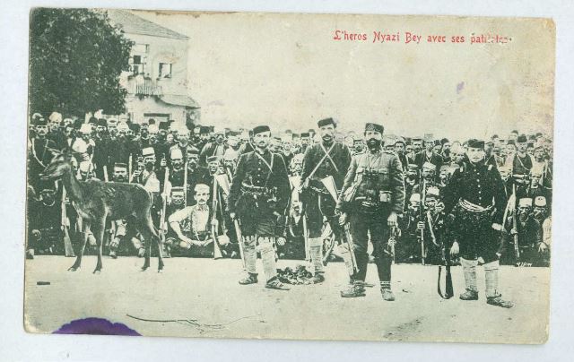 Resneli Niyazi Bey’in Edebiyatımıza kazandırdığı diğer bir deyim ise ““Ne Şehittir ne Gâzi pisi pisine gitti Niyazi” tabiridir. Resneli Niyazi Bey, Meşrutiyet’in ilanı sonrası geldiği İstanbul’da İttihat ve Terakki’nin şahsi menfaatleri doğrultusunda izlemiş olduğu siyaseti benimsememiş ve siyasetten çekilerek memleketine dönmüştür. 29 Nisan 1913’te Arnavutluk’un Avlonya limanına 8 kişi gelmiştir. İttihat ve Terakki mensubu olduğunu söyleyen bu kişiler, Resneli’yi İstanbul’a davet etmek için gelmişlerdi. İçlerinden Resneli’nin koruması olduğunu söyleyen kişi, limanda gemiyi bekledikleri esnada birkaç el ateş ederek Resneli’yi öldürmüştü. Öldürülme nedeni karanlıkta kaldığı için kendisine atfen,”Ne şehittir ne de gazi, pisi pisine gitti Niyazi” deyimi Türk milletinin hafızasına kazındı.