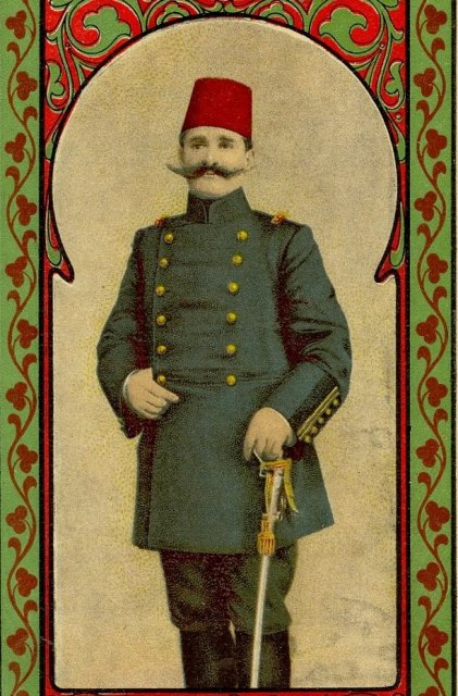 Resneli Niyazi Bey’in Edebiyatımıza kazandırdığı diğer bir deyim ise ““Ne Şehittir ne Gâzi pisi pisine gitti Niyazi” tabiridir. Resneli Niyazi Bey, Meşrutiyet’in ilanı sonrası geldiği İstanbul’da İttihat ve Terakki’nin şahsi menfaatleri doğrultusunda izlemiş olduğu siyaseti benimsememiş ve siyasetten çekilerek memleketine dönmüştür. 29 Nisan 1913’te Arnavutluk’un Avlonya limanına 8 kişi gelmiştir. İttihat ve Terakki mensubu olduğunu söyleyen bu kişiler, Resneli’yi İstanbul’a davet etmek için gelmişlerdi. İçlerinden Resneli’nin koruması olduğunu söyleyen kişi, limanda gemiyi bekledikleri esnada birkaç el ateş ederek Resneli’yi öldürmüştü. Öldürülme nedeni karanlıkta kaldığı için kendisine atfen,”Ne şehittir ne de gazi, pisi pisine gitti Niyazi” deyimi Türk milletinin hafızasına kazındı.