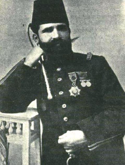 Resneli Niyazi Bey’in Edebiyatımıza kazandırdığı diğer bir deyim ise ““Ne Şehittir ne Gâzi pisi pisine gitti Niyazi” tabiridir. Resneli Niyazi Bey, Meşrutiyet’in ilanı sonrası geldiği İstanbul’da İttihat ve Terakki’nin şahsi menfaatleri doğrultusunda izlemiş olduğu siyaseti benimsememiş ve siyasetten çekilerek memleketine dönmüştür. 29 Nisan 1913’te Arnavutluk’un Avlonya limanına 8 kişi gelmiştir. İttihat ve Terakki mensubu olduğunu söyleyen bu kişiler, Resneli’yi İstanbul’a davet etmek için gelmişlerdi. İçlerinden Resneli’nin koruması olduğunu söyleyen kişi, limanda gemiyi bekledikleri esnada birkaç el ateş ederek Resneli’yi öldürmüştü. Öldürülme nedeni karanlıkta kaldığı için kendisine atfen,”Ne şehittir ne de gazi, pisi pisine gitti Niyazi” deyimi Türk milletinin hafızasına kazındı.