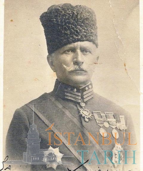 Tarihten geriye yaşayan iki nesne kalır. Biri ilhamdır. Diğeri ibrettir. Tarihten ilham ve ibret alabilen toplumlar başarılı ve güçlü olurlar. Şanlı bir tarihin mensupları olan bizler tarihimizin şeref levhaları olan büyüklerimizi layıkıyla tanımalı, onların örnek hayatlarından ibret ve ilham almalıyız. Bu ibretlik hayata sahip olan büyüklerimizden birisi de ebedi istirahatgâh 
