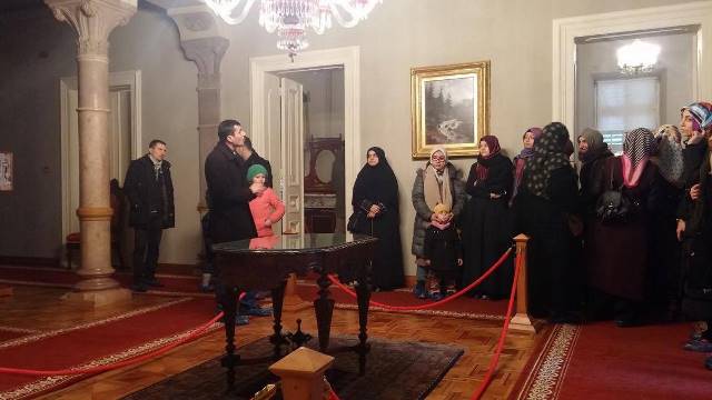 Bir döneme adını vermiş, yaşadığı asra mührünü vurmuş, Üç kıtanın son hükümdarı Sultan İkinci Abdülhamid Han'ın şehzadelik mekanı Maslak Kasrı'na, padişahlığı döneminde devleti dare ettiği Yıldız Sarayı'na ve çevresine ziyarette bulunduk.