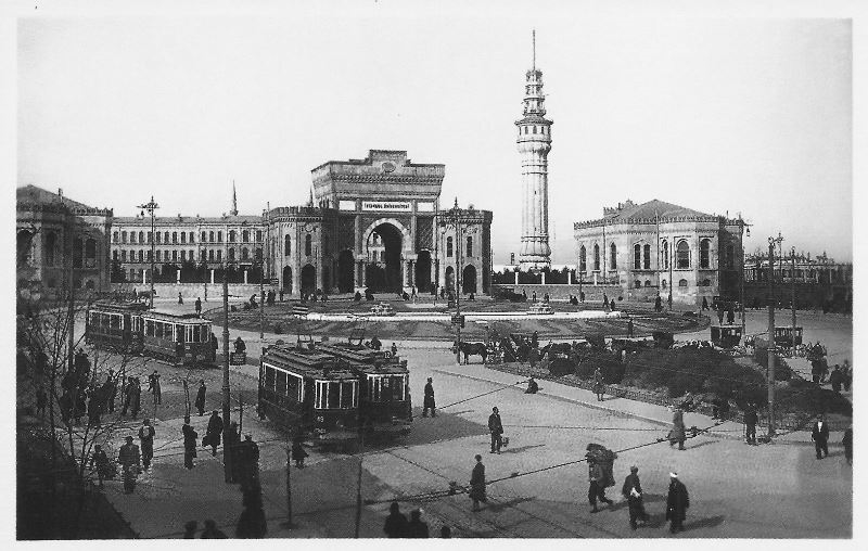 Beyazıd Meydanı, yedi tepeli İstanbul’un üçüncü tepesi üzerine kurulmuş. Veznecilere, Direklerarasına sırtını dönmüş, etrafında yıkık-yapma yapılarla yolları tıkanmış. Beyazıd Külliyesi, Eski Saray, Harbiye Nezareti, İstanbul Üniversitesi, sağ-sol çatışmaları ile bir dönem adını lekeletse de tarihte önemli bir yaprak olarak zihinlerde.