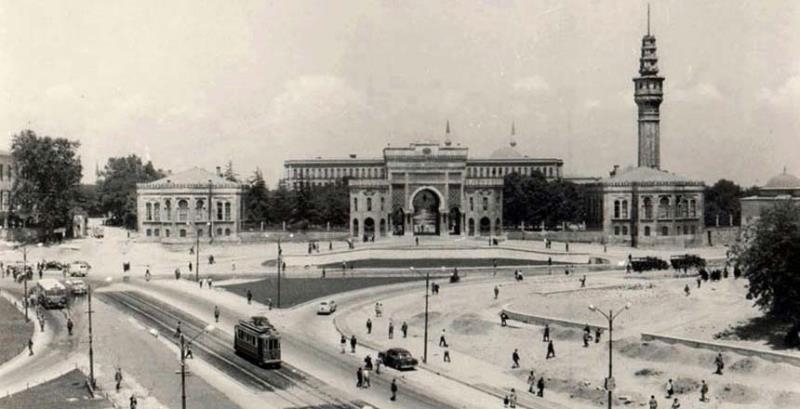 Beyazıd Meydanı, yedi tepeli İstanbul’un üçüncü tepesi üzerine kurulmuş. Veznecilere, Direklerarasına sırtını dönmüş, etrafında yıkık-yapma yapılarla yolları tıkanmış. Beyazıd Külliyesi, Eski Saray, Harbiye Nezareti, İstanbul Üniversitesi, sağ-sol çatışmaları ile bir dönem adını lekeletse de tarihte önemli bir yaprak olarak zihinlerde.
