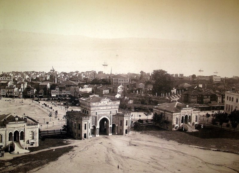 Beyazıd Meydanı, yedi tepeli İstanbul’un üçüncü tepesi üzerine kurulmuş. Veznecilere, Direklerarasına sırtını dönmüş, etrafında yıkık-yapma yapılarla yolları tıkanmış. Beyazıd Külliyesi, Eski Saray, Harbiye Nezareti, İstanbul Üniversitesi, sağ-sol çatışmaları ile bir dönem adını lekeletse de tarihte önemli bir yaprak olarak zihinlerde.