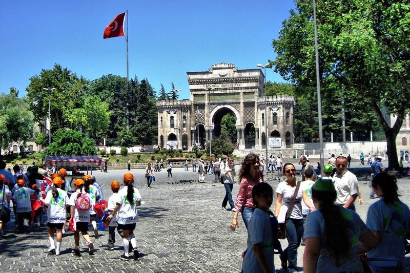 Beyazıd Meydanı, yedi tepeli İstanbul’un üçüncü tepesi üzerine kurulmuş. Veznecilere, Direklerarasına sırtını dönmüş, etrafında yıkık-yapma yapılarla yolları tıkanmış. Beyazıd Külliyesi, Eski Saray, Harbiye Nezareti, İstanbul Üniversitesi, sağ-sol çatışmaları ile bir dönem adını lekeletse de tarihte önemli bir yaprak olarak zihinlerde.