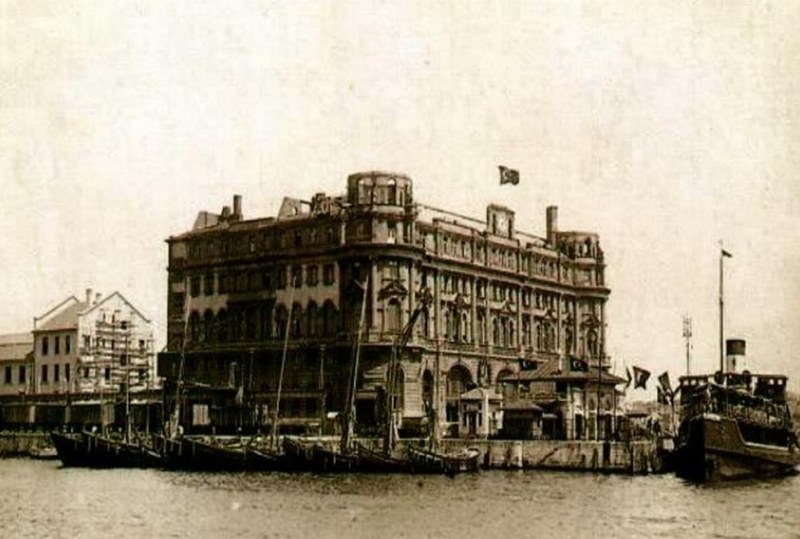6 Eylül 1917′de Haydarpaşa, cehennemi yaşadı. Suriye Cephesi’ndeki Dördüncü Ordu’ya asker, silah ve cephane götürmek üzere harekete hazır bekleyen bir trenle, yolcu dolu bir banliyö treni patlatıldı. Gar harabeye döndü. Yüzlerce insan öldü.
