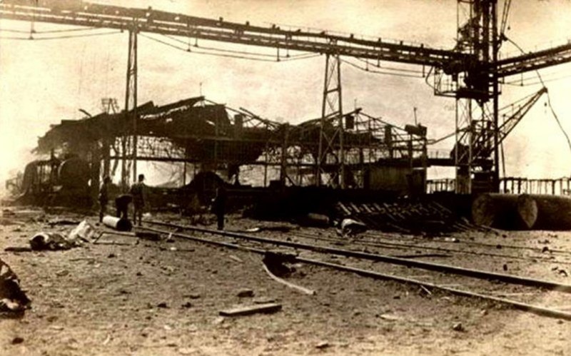6 Eylül 1917′de Haydarpaşa, cehennemi yaşadı. Suriye Cephesi’ndeki Dördüncü Ordu’ya asker, silah ve cephane götürmek üzere harekete hazır bekleyen bir trenle, yolcu dolu bir banliyö treni patlatıldı. Gar harabeye döndü. Yüzlerce insan öldü.
