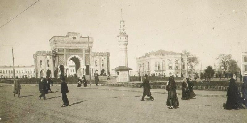 Beyazıd Meydanı, yedi tepeli İstanbul’un üçüncü tepesi üzerine kurulmuş. Veznecilere, Direklerarasına sırtını dönmüş, etrafında yıkık-yapma yapılarla yolları tıkanmış. Beyazıd Külliyesi, Eski Saray, Harbiye Nezareti, İstanbul Üniversitesi, sağ-sol çatışmaları ile bir dönem adını lekeletse de tarihte önemli bir yaprak olarak zihinlerde.