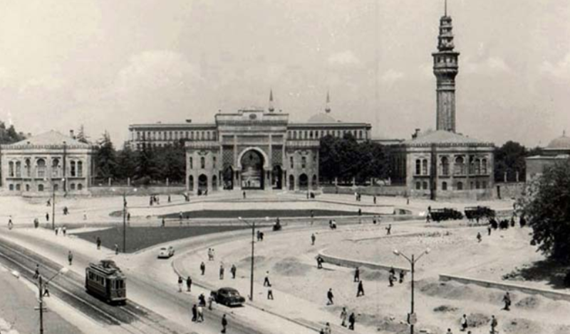 Beyazıd Meydanı, yedi tepeli İstanbul’un üçüncü tepesi üzerine kurulmuş. Veznecilere, Direklerarasına sırtını dönmüş, etrafında yıkık-yapma yapılarla yolları tıkanmış. Beyazıd Külliyesi, Eski Saray, Harbiye Nezareti, İstanbul Üniversitesi, sağ-sol çatışmaları ile bir dönem adını lekeletse de tarihte önemli bir yaprak olarak zihinlerde.