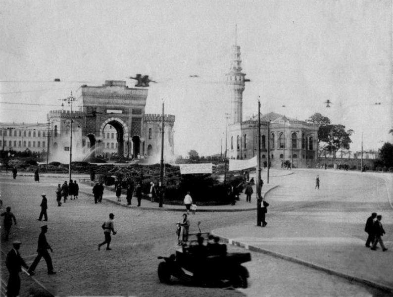 Beyazıd Meydanı, yedi tepeli İstanbul’un üçüncü tepesi üzerine kurulmuş. Veznecilere, Direklerarasına sırtını dönmüş, etrafında yıkık-yapma yapılarla yolları tıkanmış. Beyazıd Külliyesi, Eski Saray, Harbiye Nezareti, İstanbul Üniversitesi, sağ-sol çatışmaları ile bir dönem adını lekeletse de tarihte önemli bir yaprak olarak zihinlerde.