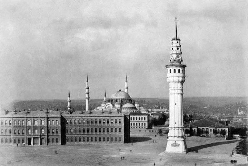 Beyazıd Meydanı, yedi tepeli İstanbul’un üçüncü tepesi üzerine kurulmuş. Veznecilere, Direklerarasına sırtını dönmüş, etrafında yıkık-yapma yapılarla yolları tıkanmış. Beyazıd Külliyesi, Eski Saray, Harbiye Nezareti, İstanbul Üniversitesi, sağ-sol çatışmaları ile bir dönem adını lekeletse de tarihte önemli bir yaprak olarak zihinlerde.