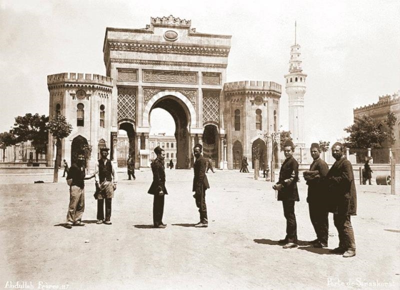 Beyazıd Meydanı, yedi tepeli İstanbul’un üçüncü tepesi üzerine kurulmuş. Veznecilere, Direklerarasına sırtını dönmüş, etrafında yıkık-yapma yapılarla yolları tıkanmış. Beyazıd Külliyesi, Eski Saray, Harbiye Nezareti, İstanbul Üniversitesi, sağ-sol çatışmaları ile bir dönem adını lekeletse de tarihte önemli bir yaprak olarak zihinlerde.