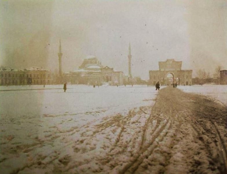 Beyazıd Meydanı, yedi tepeli İstanbul’un üçüncü tepesi üzerine kurulmuş. Veznecilere, Direklerarasına sırtını dönmüş, etrafında yıkık-yapma yapılarla yolları tıkanmış. Beyazıd Külliyesi, Eski Saray, Harbiye Nezareti, İstanbul Üniversitesi, sağ-sol çatışmaları ile bir dönem adını lekeletse de tarihte önemli bir yaprak olarak zihinlerde.