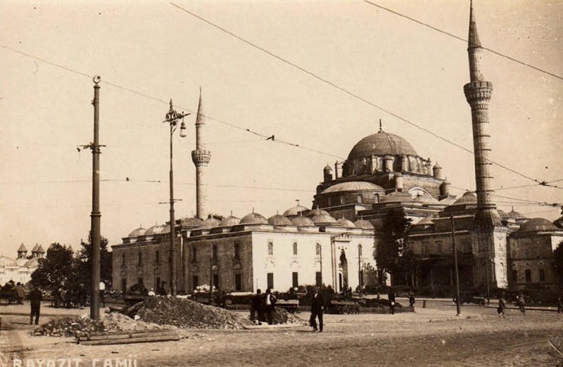 Beyazıd Meydanı, yedi tepeli İstanbul’un üçüncü tepesi üzerine kurulmuş. Veznecilere, Direklerarasına sırtını dönmüş, etrafında yıkık-yapma yapılarla yolları tıkanmış. Beyazıd Külliyesi, Eski Saray, Harbiye Nezareti, İstanbul Üniversitesi, sağ-sol çatışmaları ile bir dönem adını lekeletse de tarihte önemli bir yaprak olarak zihinlerde.