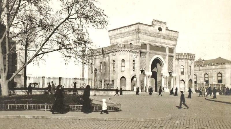 Beyazıd Meydanı, yedi tepeli İstanbul’un üçüncü tepesi üzerine kurulmuş. Veznecilere, Direklerarasına sırtını dönmüş, etrafında yıkık-yapma yapılarla yolları tıkanmış. Beyazıd Külliyesi, Eski Saray, Harbiye Nezareti, İstanbul Üniversitesi, sağ-sol çatışmaları ile bir dönem adını lekeletse de tarihte önemli bir yaprak olarak zihinlerde.