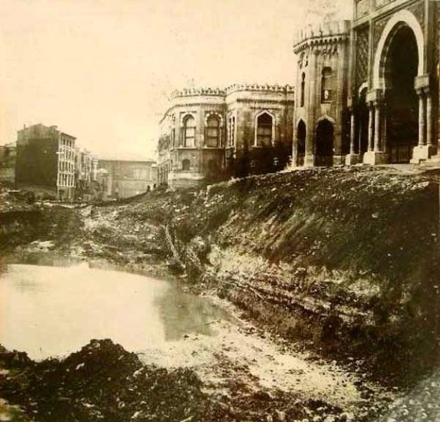 Beyazıd Meydanı, yedi tepeli İstanbul’un üçüncü tepesi üzerine kurulmuş. Veznecilere, Direklerarasına sırtını dönmüş, etrafında yıkık-yapma yapılarla yolları tıkanmış. Beyazıd Külliyesi, Eski Saray, Harbiye Nezareti, İstanbul Üniversitesi, sağ-sol çatışmaları ile bir dönem adını lekeletse de tarihte önemli bir yaprak olarak zihinlerde.