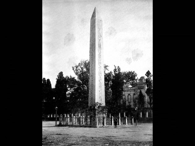 II. Abdülhamid, Osmanlı İmparatorluğu'nun 34. padişahı ve 113. İslam halifesidir. Bunalımlı bir dönemde tahta çıkan Abdülhamid, Batı'ya karşı dengeci, Doğu'ya karşı İslamcı politikalar izlemiş, ülke içinde mutlakiyeti güçlendirmiştir.Bu dönmede çekilmiş olan anıt fotoğrafları albümü İstanbul Tarih farkıyla arşivlerden çıkarılıp sizlere sunulmuştur.