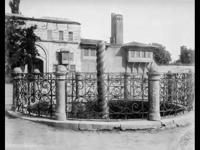 II. Abdülhamid, Osmanlı İmparatorluğu'nun 34. padişahı ve 113. İslam halifesidir. Bunalımlı bir dönemde tahta çıkan Abdülhamid, Batı'ya karşı dengeci, Doğu'ya karşı İslamcı politikalar izlemiş, ülke içinde mutlakiyeti güçlendirmiştir.Bu dönmede çekilmiş olan anıt fotoğrafları albümü İstanbul Tarih farkıyla arşivlerden çıkarılıp sizlere sunulmuştur.