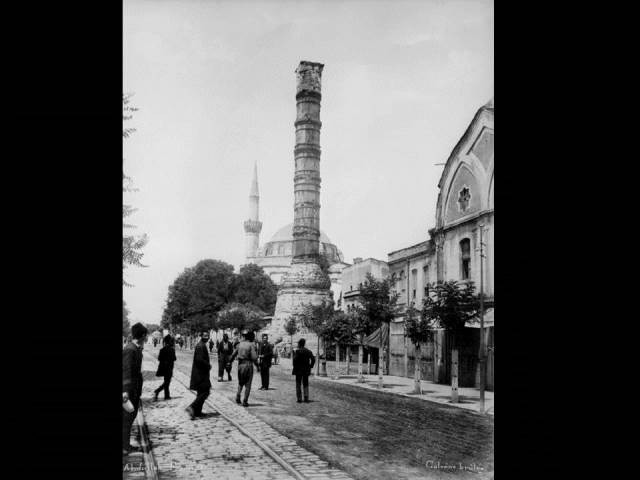 II. Abdülhamid, Osmanlı İmparatorluğu'nun 34. padişahı ve 113. İslam halifesidir. Bunalımlı bir dönemde tahta çıkan Abdülhamid, Batı'ya karşı dengeci, Doğu'ya karşı İslamcı politikalar izlemiş, ülke içinde mutlakiyeti güçlendirmiştir.Bu dönmede çekilmiş olan anıt fotoğrafları albümü İstanbul Tarih farkıyla arşivlerden çıkarılıp sizlere sunulmuştur.