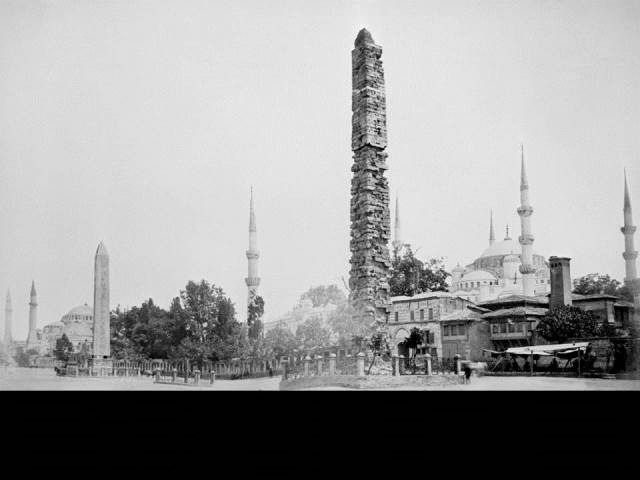 II. Abdülhamid, Osmanlı İmparatorluğu'nun 34. padişahı ve 113. İslam halifesidir. Bunalımlı bir dönemde tahta çıkan Abdülhamid, Batı'ya karşı dengeci, Doğu'ya karşı İslamcı politikalar izlemiş, ülke içinde mutlakiyeti güçlendirmiştir.Bu dönmede çekilmiş olan anıt fotoğrafları albümü İstanbul Tarih farkıyla arşivlerden çıkarılıp sizlere sunulmuştur.
