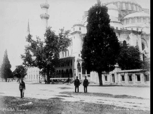 II. Abdülhamid, Osmanlı İmparatorluğu'nun 34. padişahı ve 113. İslam halifesidir. Bunalımlı bir dönemde tahta çıkan Abdülhamid, Batı'ya karşı dengeci, Doğu'ya karşı İslamcı politikalar izlemiş, ülke içinde mutlakiyeti güçlendirmiştir.Bu dönmede çekilmiş olan camilerin fotoğraf albümü İstanbul Tarih farkıyla arşivlerden çıkarılıp sizlere sunulmuştur.