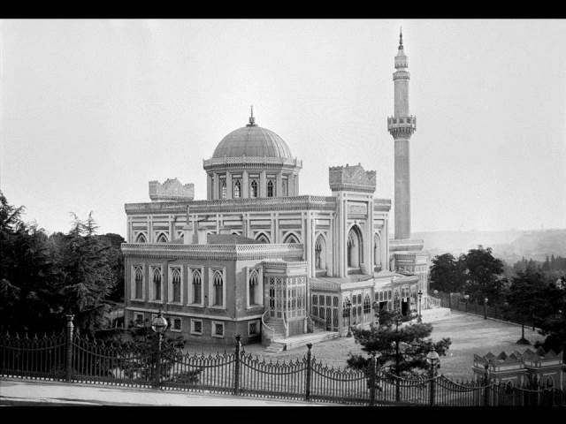 II. Abdülhamid, Osmanlı İmparatorluğu'nun 34. padişahı ve 113. İslam halifesidir. Bunalımlı bir dönemde tahta çıkan Abdülhamid, Batı'ya karşı dengeci, Doğu'ya karşı İslamcı politikalar izlemiş, ülke içinde mutlakiyeti güçlendirmiştir.Bu dönmede çekilmiş olan camilerin fotoğraf albümü İstanbul Tarih farkıyla arşivlerden çıkarılıp sizlere sunulmuştur.
